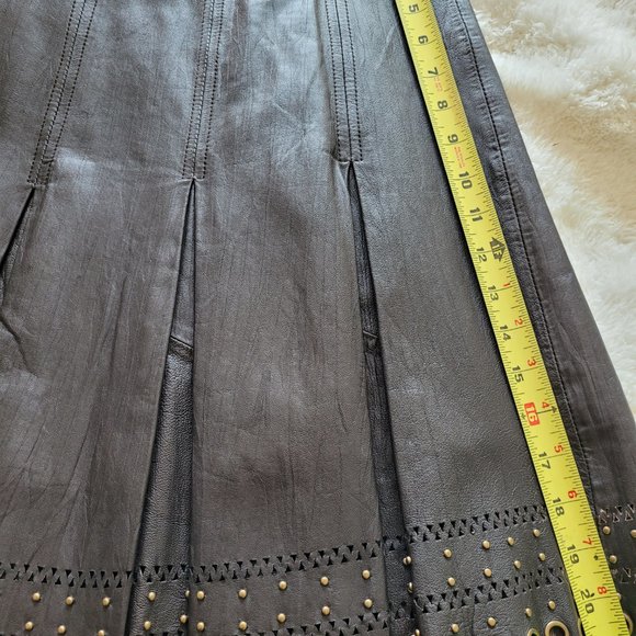 Danier Genuine Leather Skirt in size 2 - SOLD - Picture 4 of 11